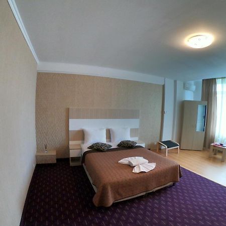 Hotel Mon Caprice Bukarest Exterior foto